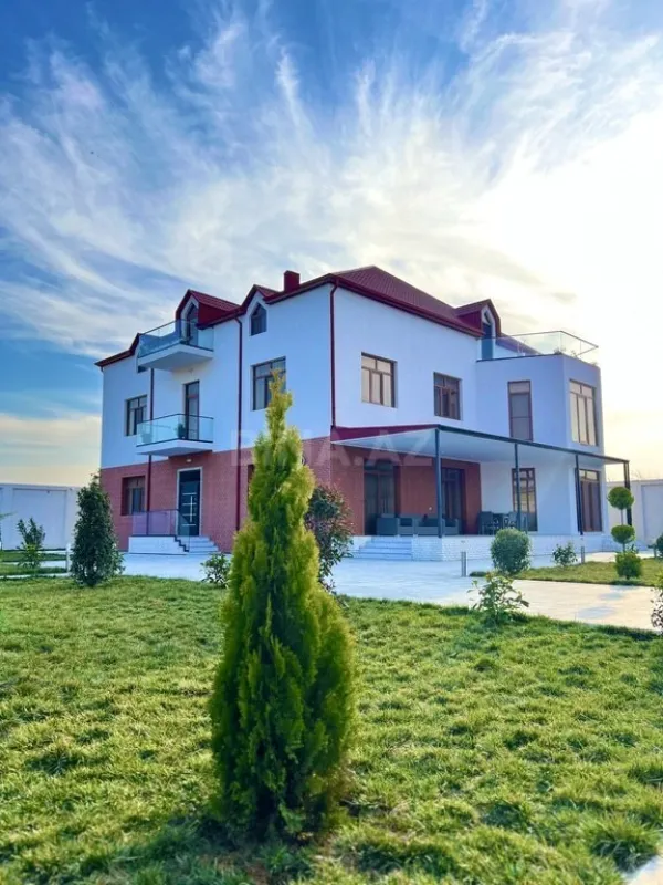 Satılır 8 otaqlı həyət evi 620 m²