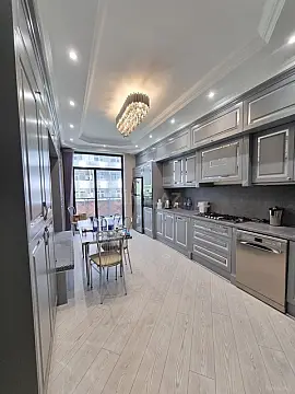 Satılır 4 otaqlı mənzil 180 m²