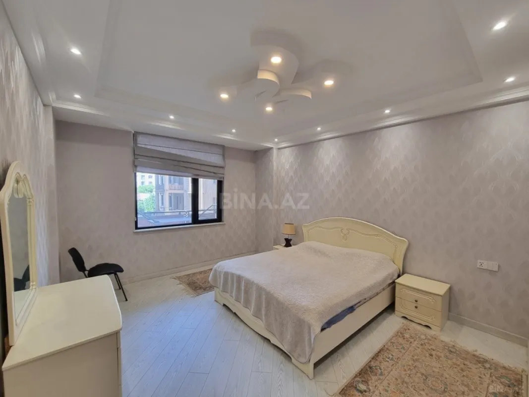 Satılır 4 otaqlı mənzil 180 m²
