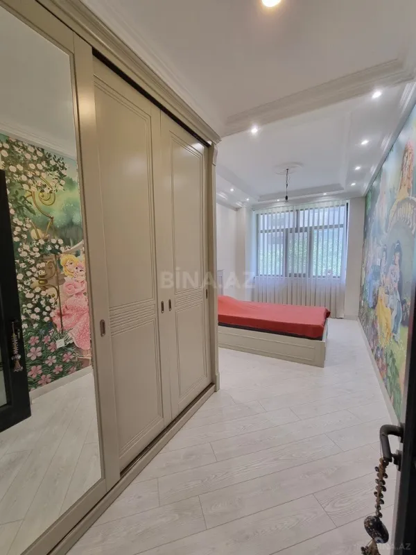 Satılır 4 otaqlı mənzil 180 m²