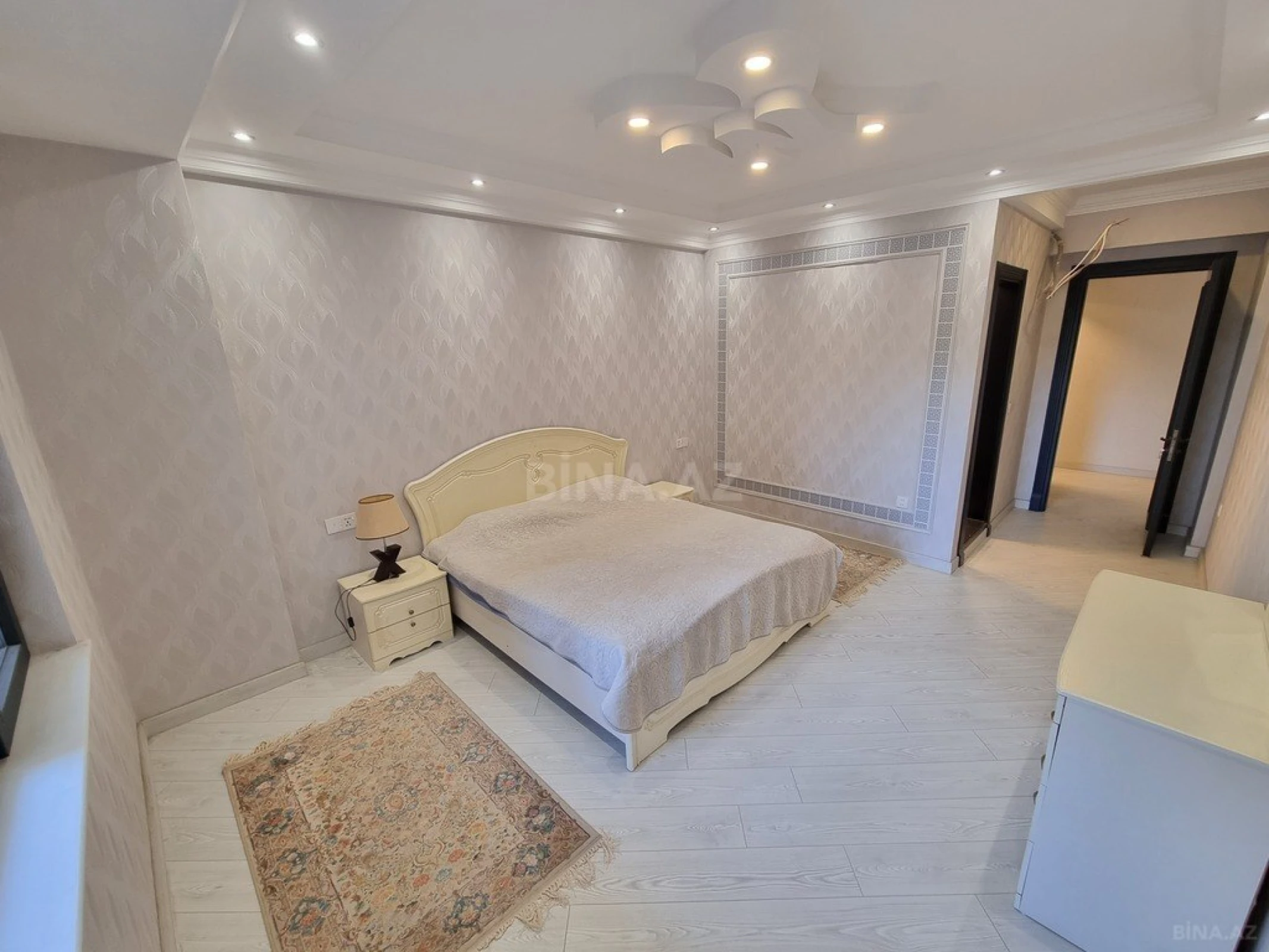 Satılır 4 otaqlı mənzil 180 m²