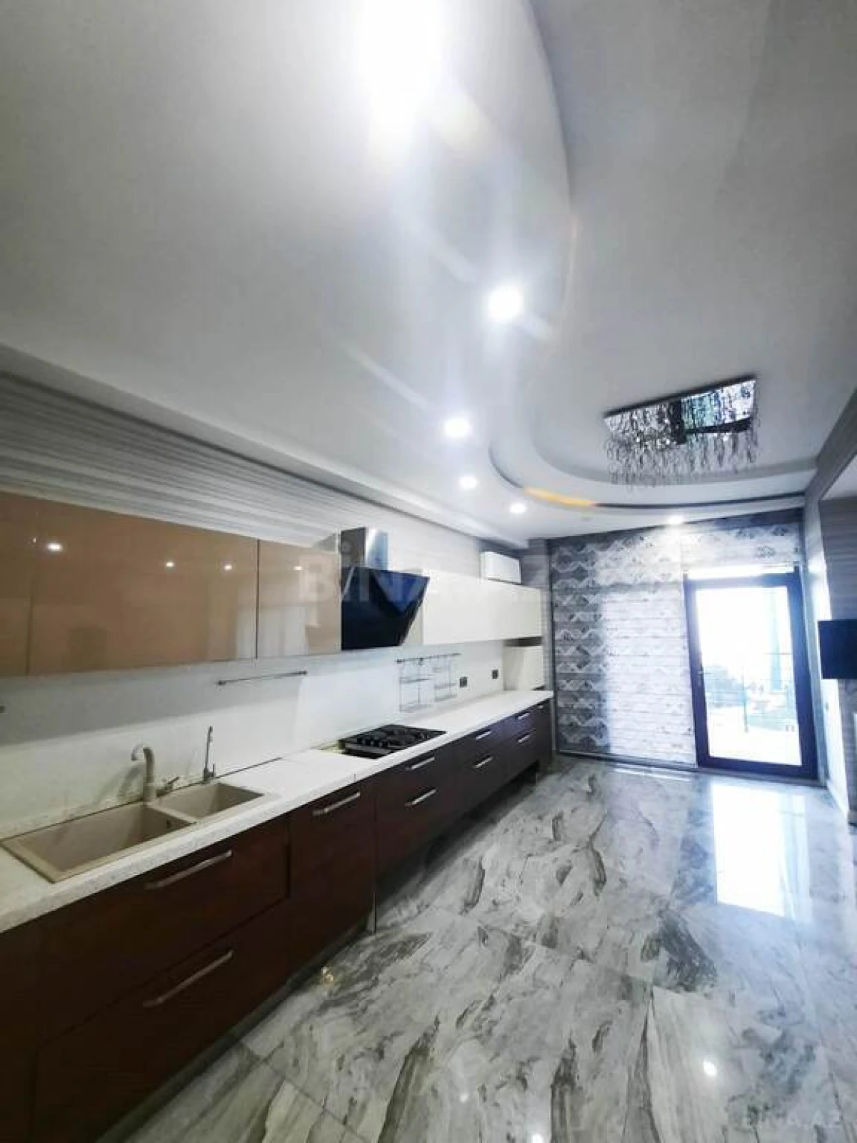 Satılır 6 otaqlı mənzil 433 m²