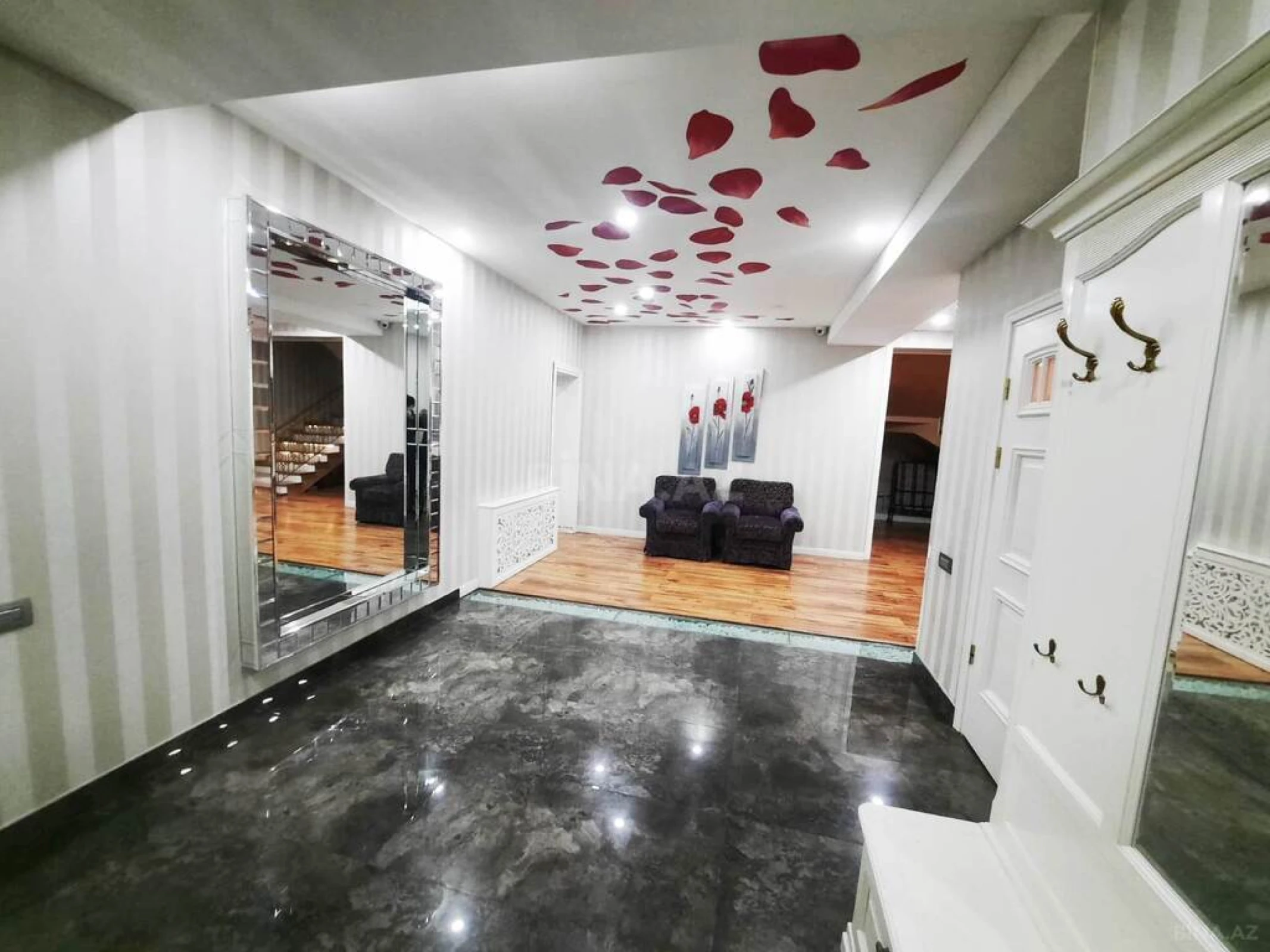 Satılır 6 otaqlı mənzil 433 m²