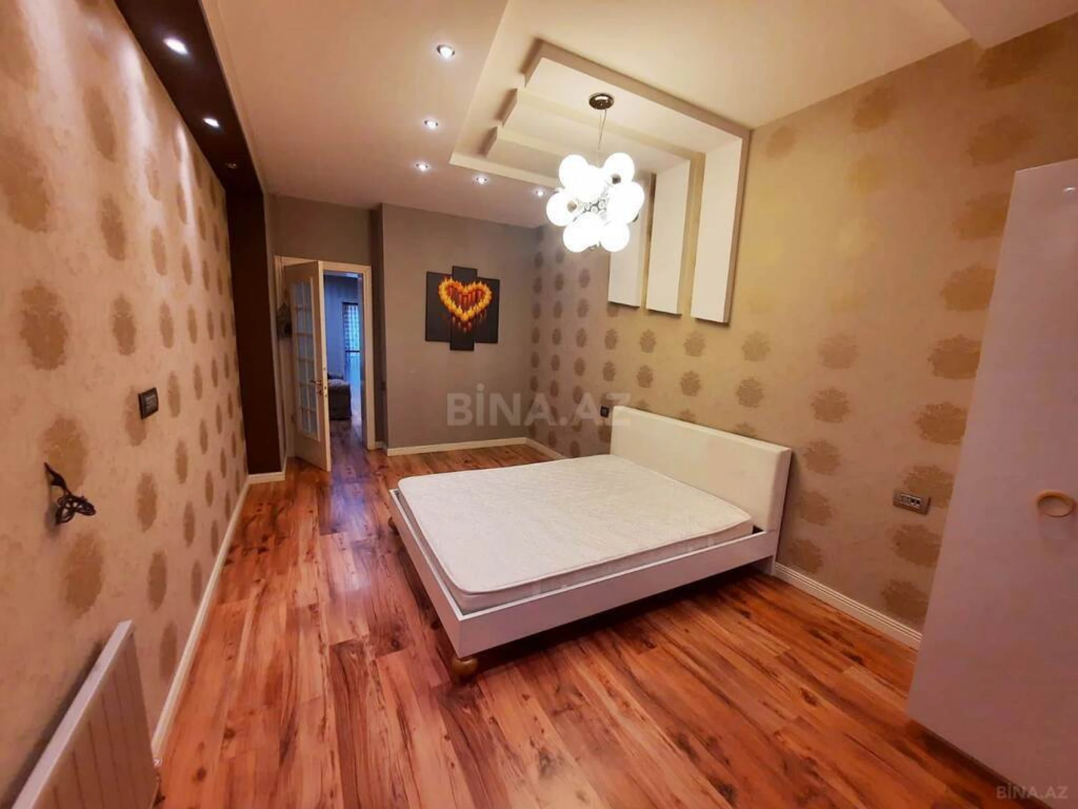 Satılır 6 otaqlı mənzil 433 m²