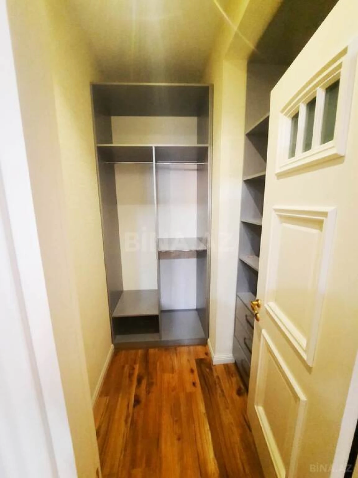 Satılır 6 otaqlı mənzil 433 m²