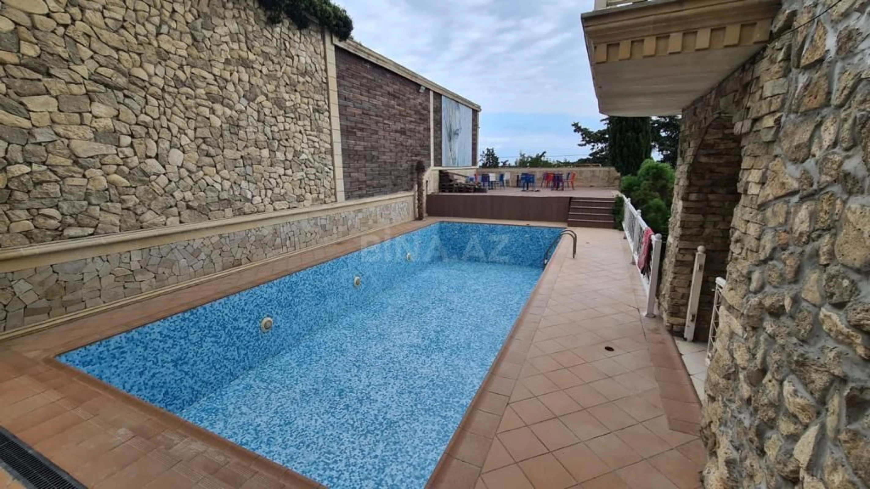 Kirayə verilir 6 otaqlı həyət evi 400 m²