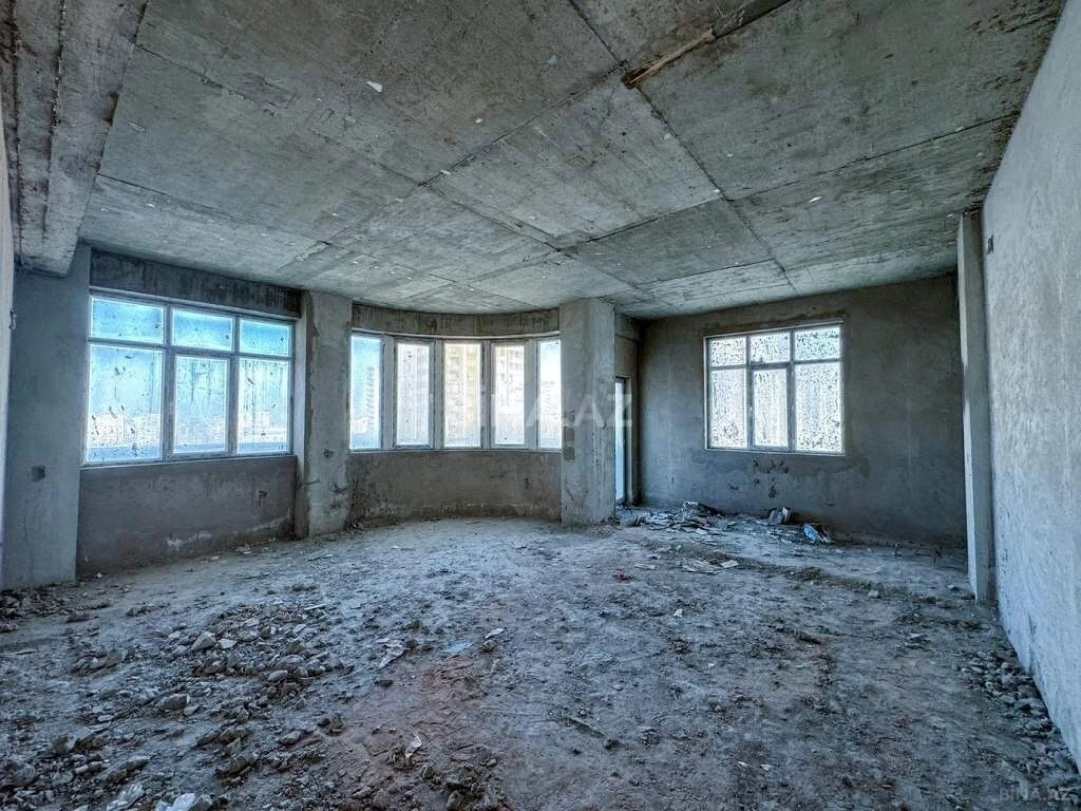 Satılır 4 otaqlı mənzil 220 m²