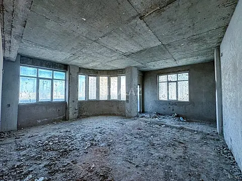 Satılır 4 otaqlı mənzil 220 m²