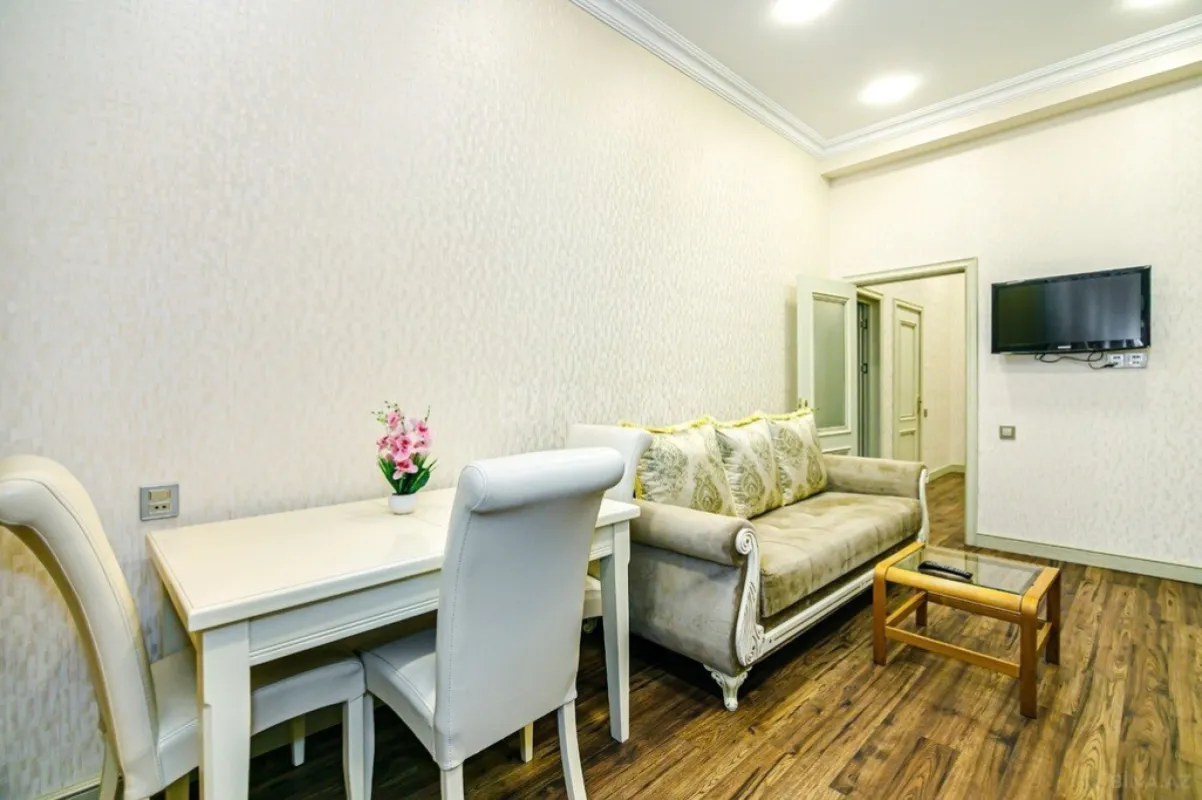 Kirayə verilir 2 otaqlı mənzil 75 m²