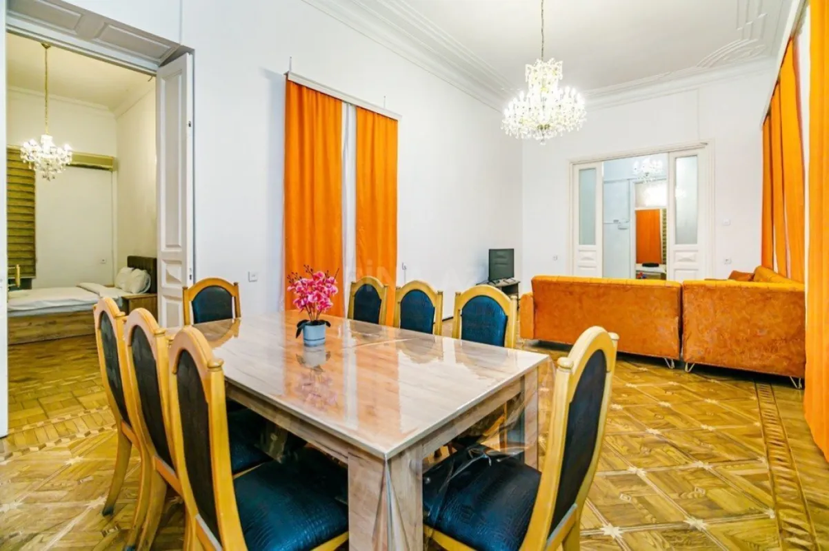 Kirayə verilir 5 otaqlı mənzil 260 m²