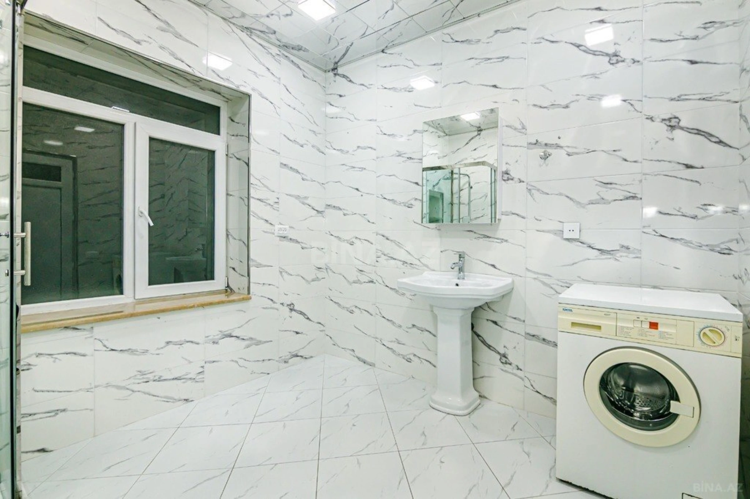 Kirayə verilir 5 otaqlı mənzil 260 m²