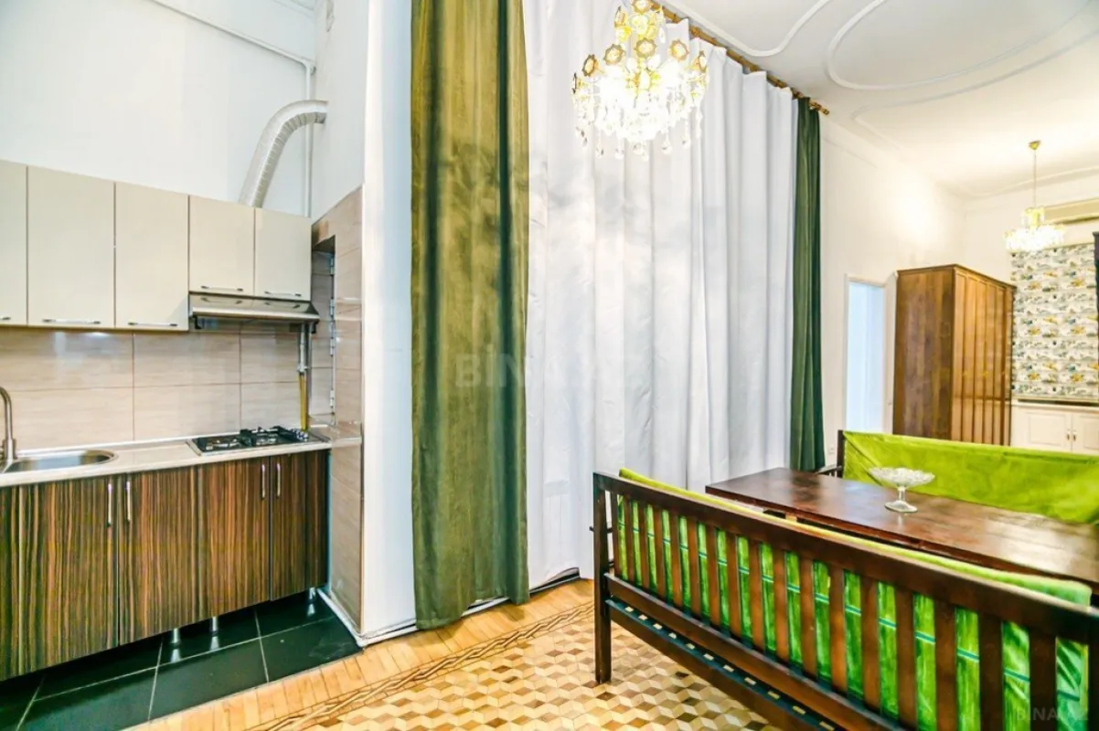 Kirayə verilir 5 otaqlı mənzil 260 m²