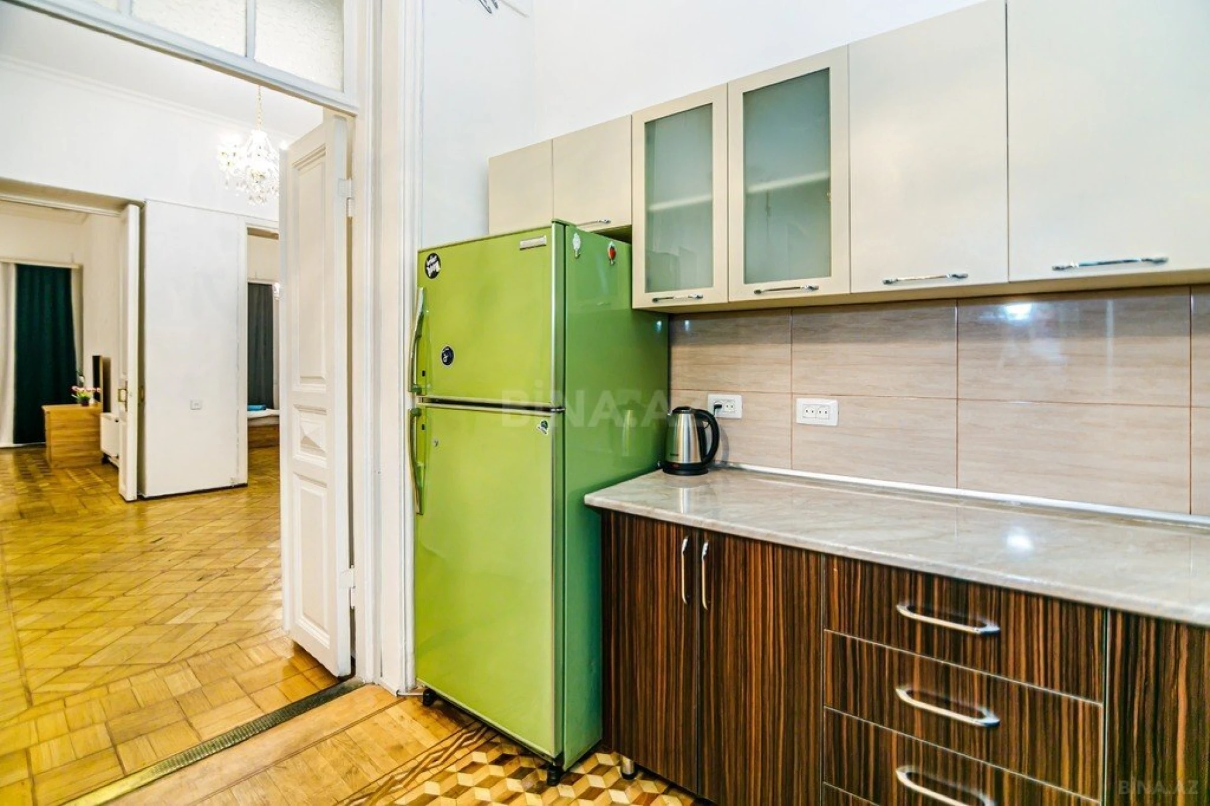 Kirayə verilir 5 otaqlı mənzil 260 m²