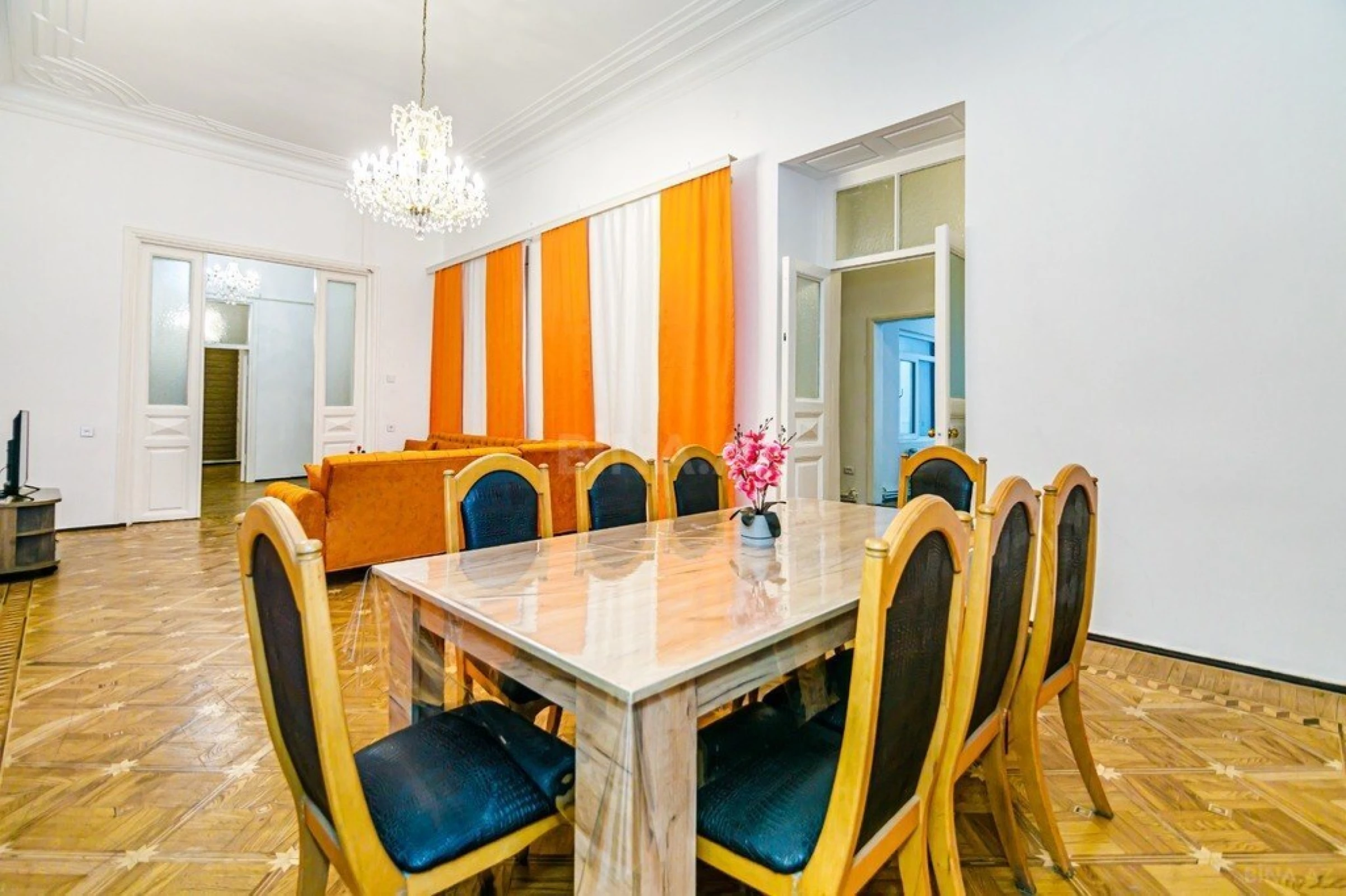 Kirayə verilir 5 otaqlı mənzil 260 m²