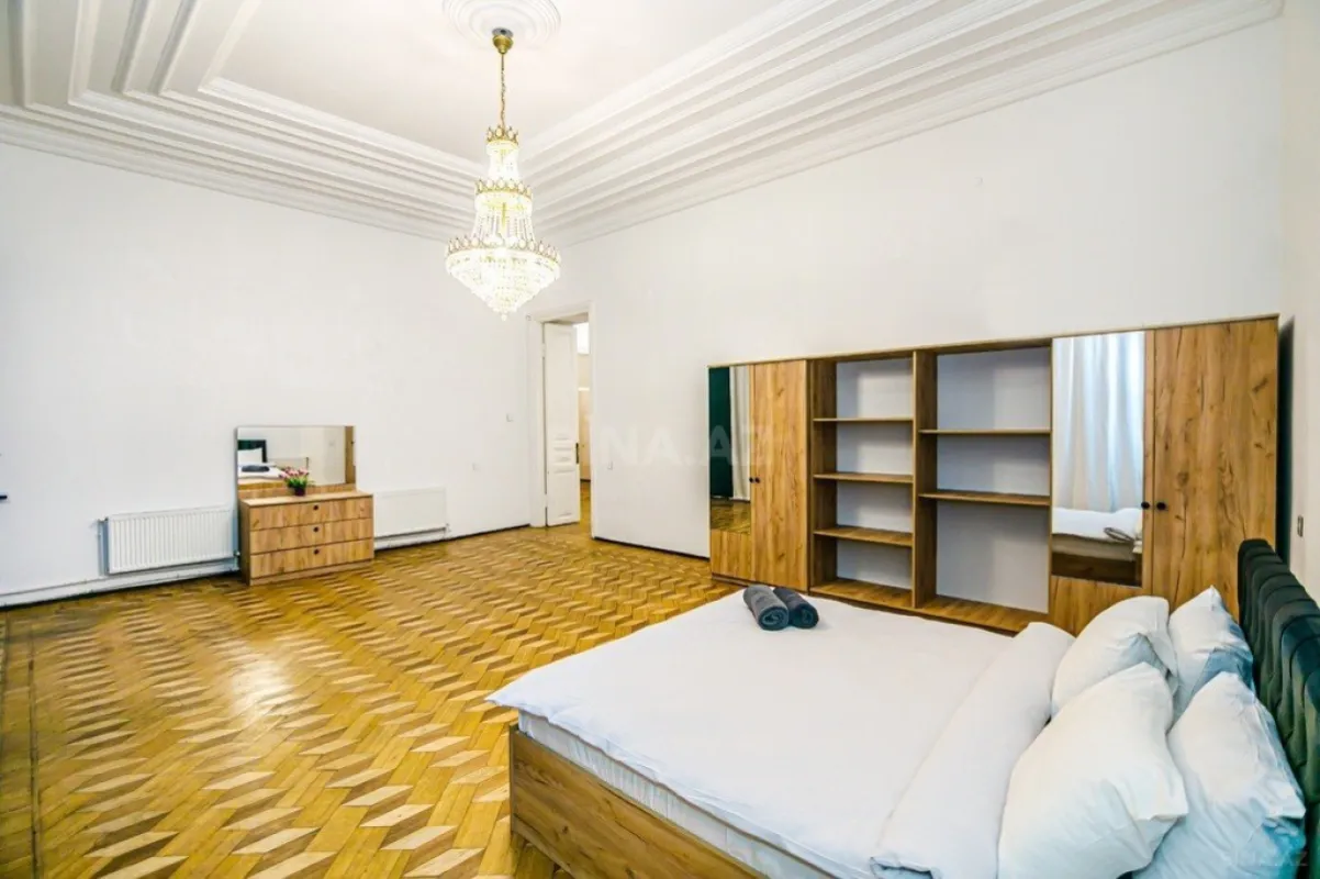 Kirayə verilir 5 otaqlı mənzil 260 m²