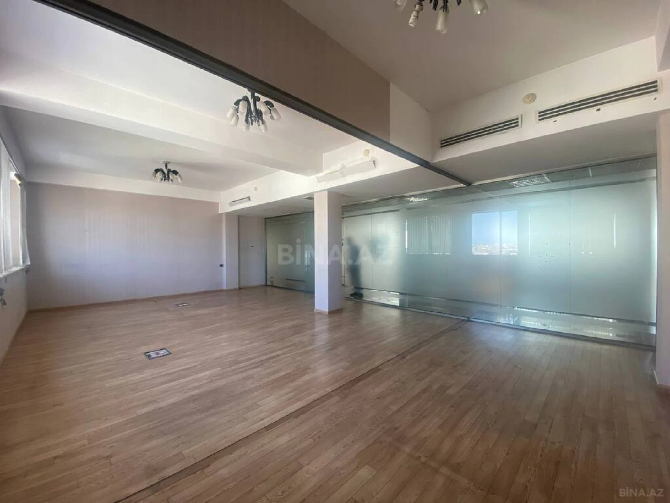 Kirayə verilir 20 otaqlı ofis 1320 m²