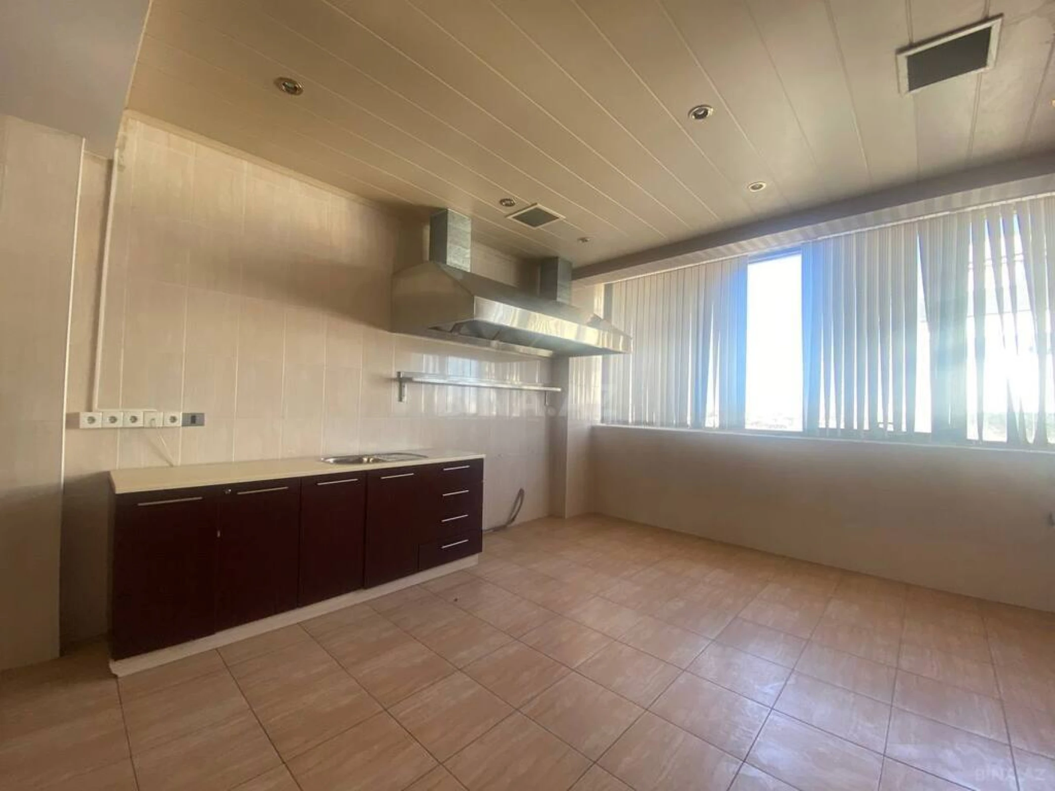 Kirayə verilir 20 otaqlı ofis 1320 m²