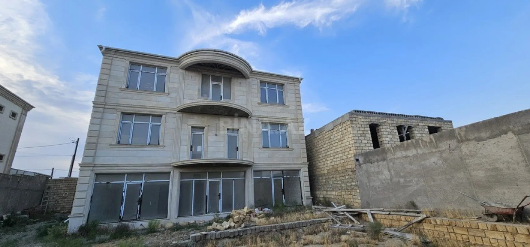 Satılır 9 otaqlı həyət evi 600 m²