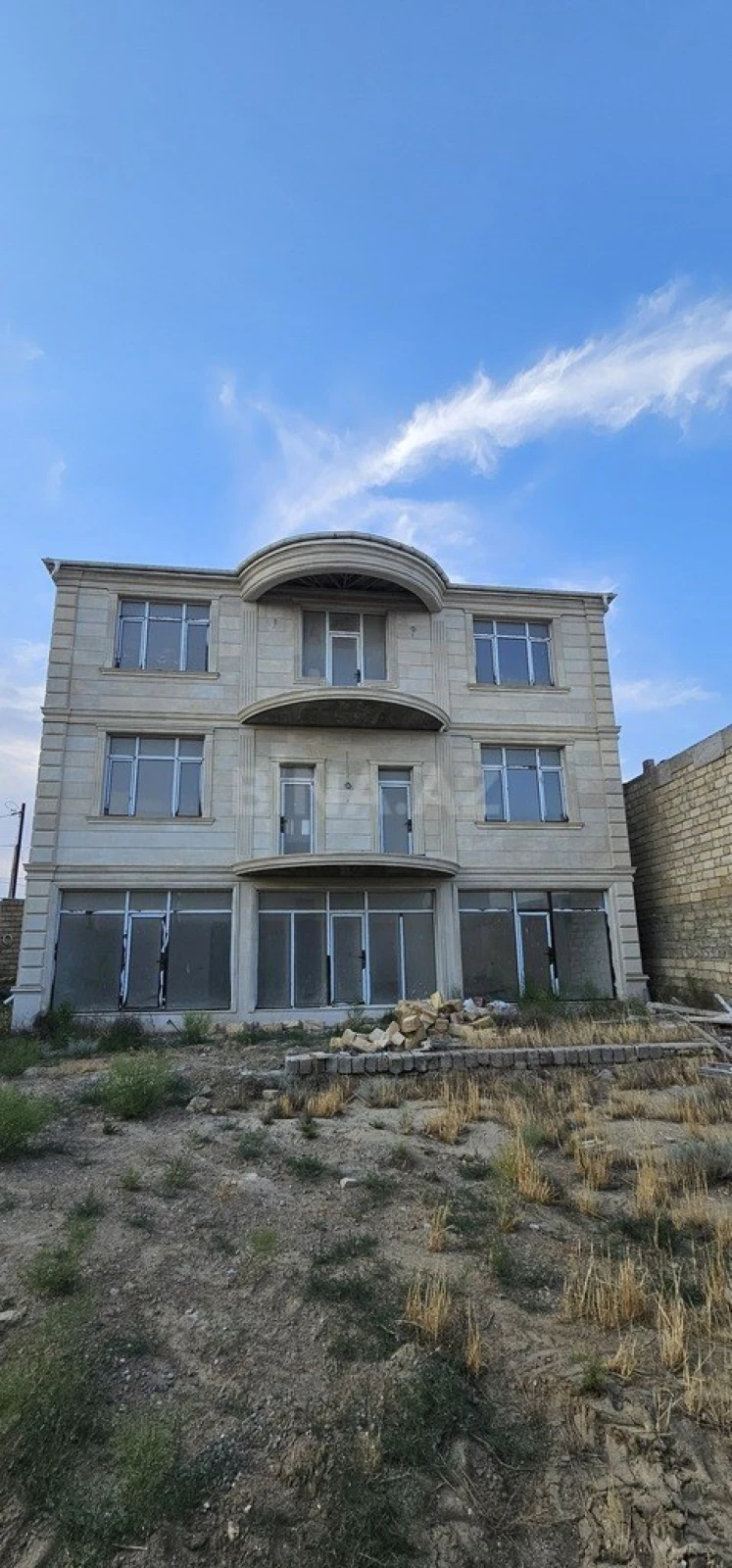 Satılır 9 otaqlı həyət evi 600 m²