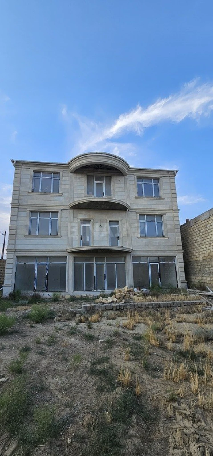 Satılır 9 otaqlı həyət evi 600 m²