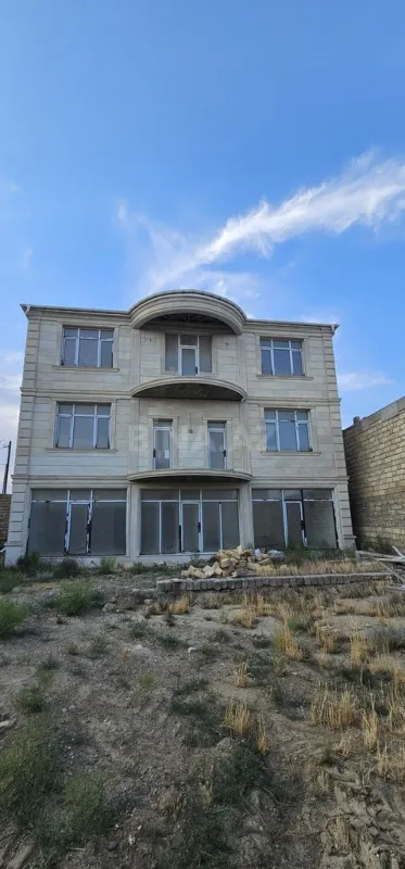 Satılır 9 otaqlı həyət evi 600 m²