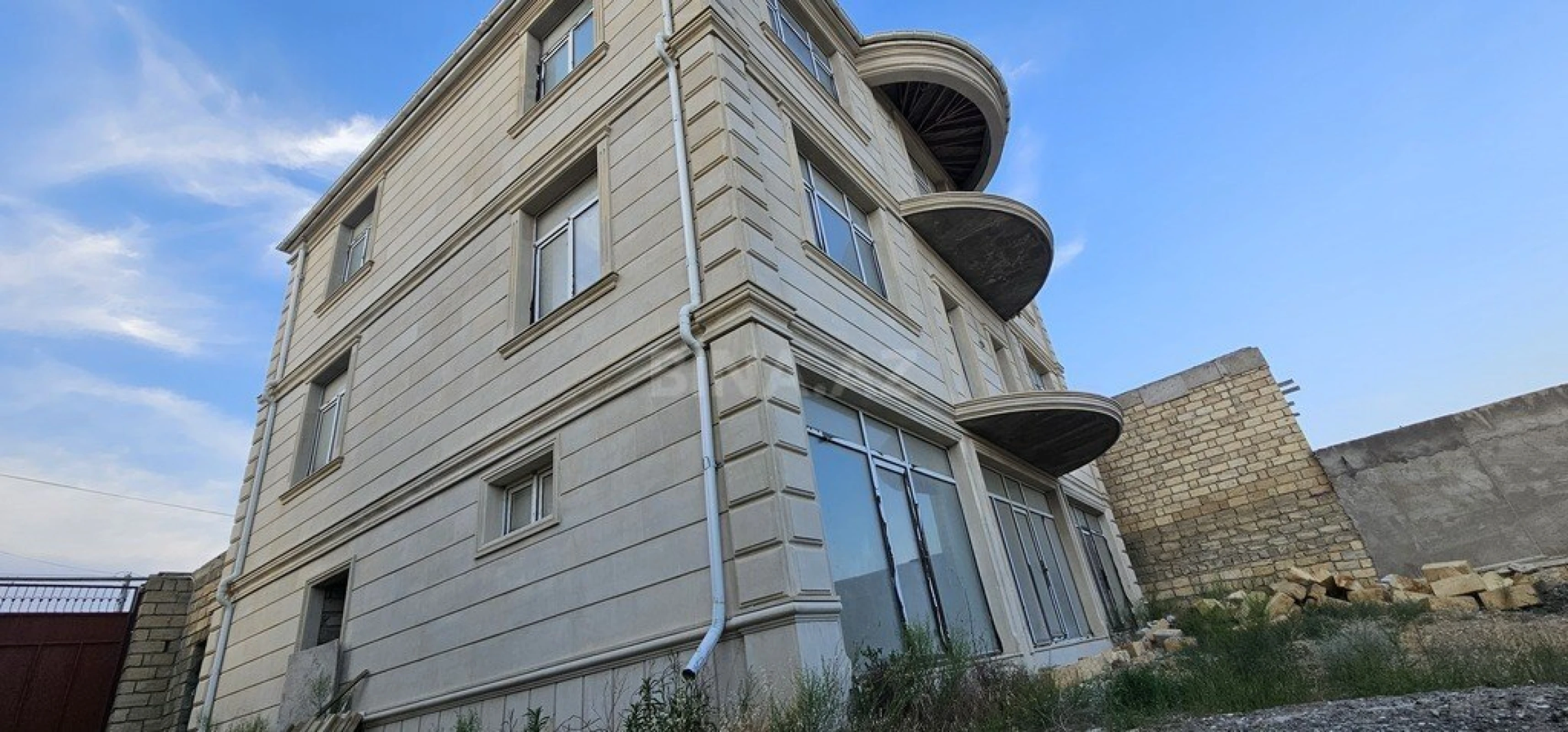 Satılır 9 otaqlı həyət evi 600 m²