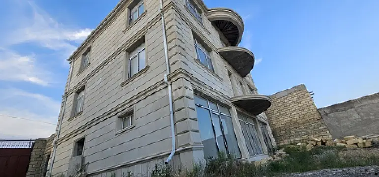 Satılır 9 otaqlı həyət evi 600 m²