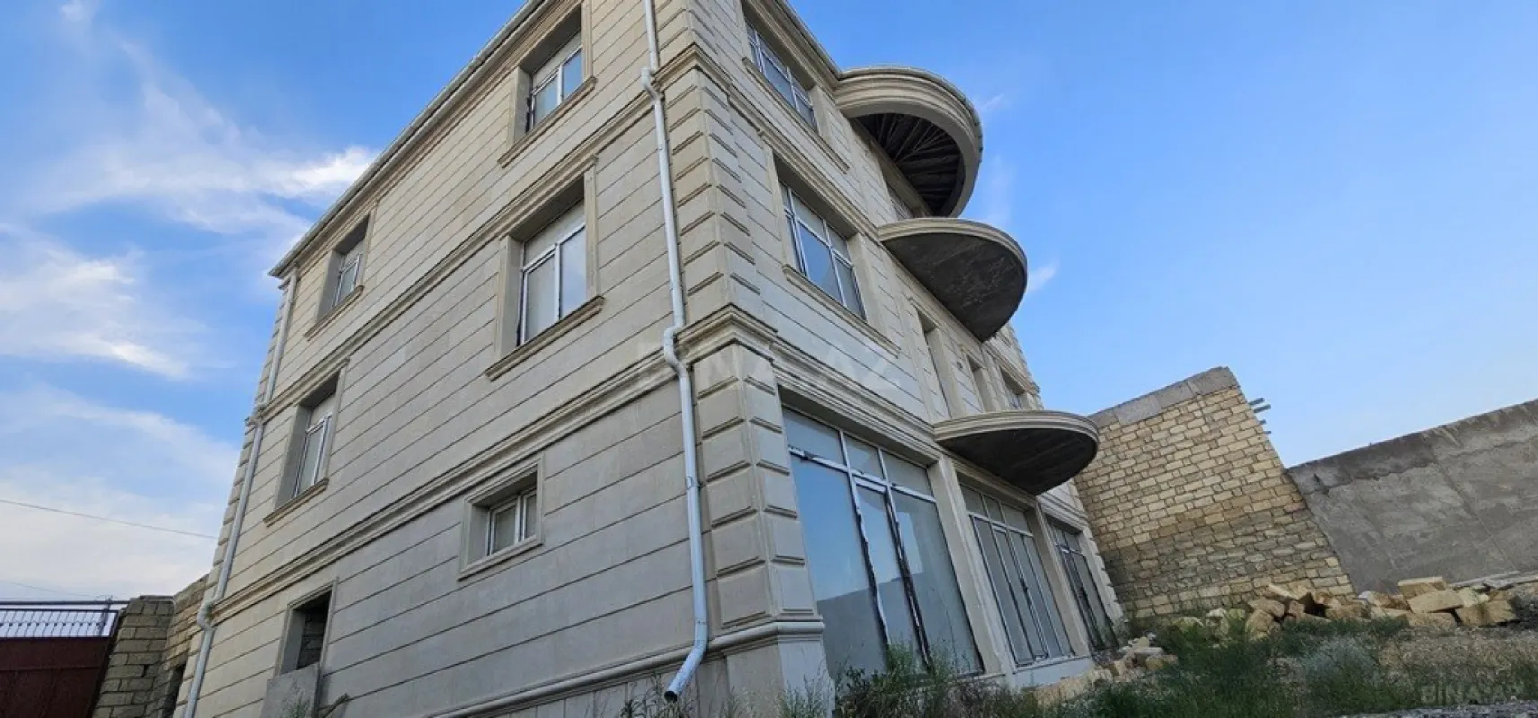 Satılır 9 otaqlı həyət evi 600 m²