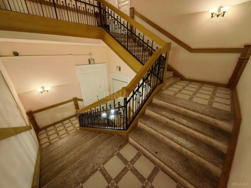 Satılır 4 otaqlı mənzil 130 m²