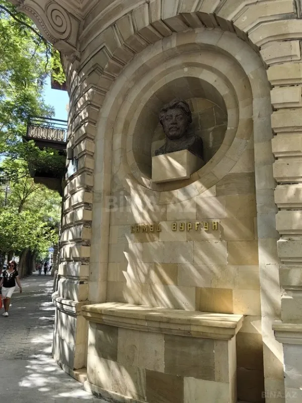 Satılır 4 otaqlı mənzil 130 m²