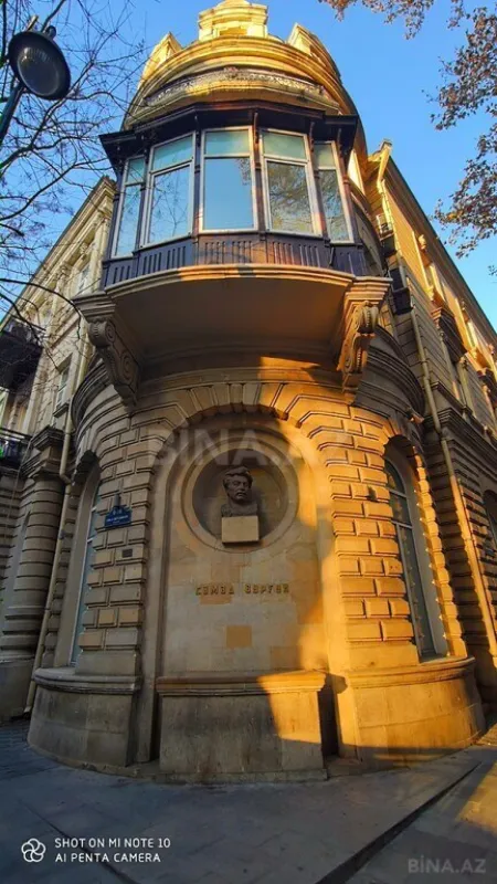 Satılır 4 otaqlı mənzil 130 m²