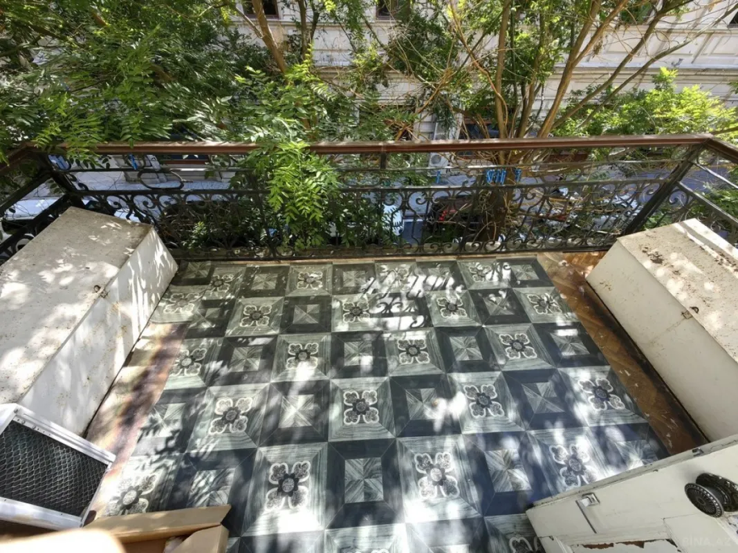 Satılır 4 otaqlı mənzil 130 m²