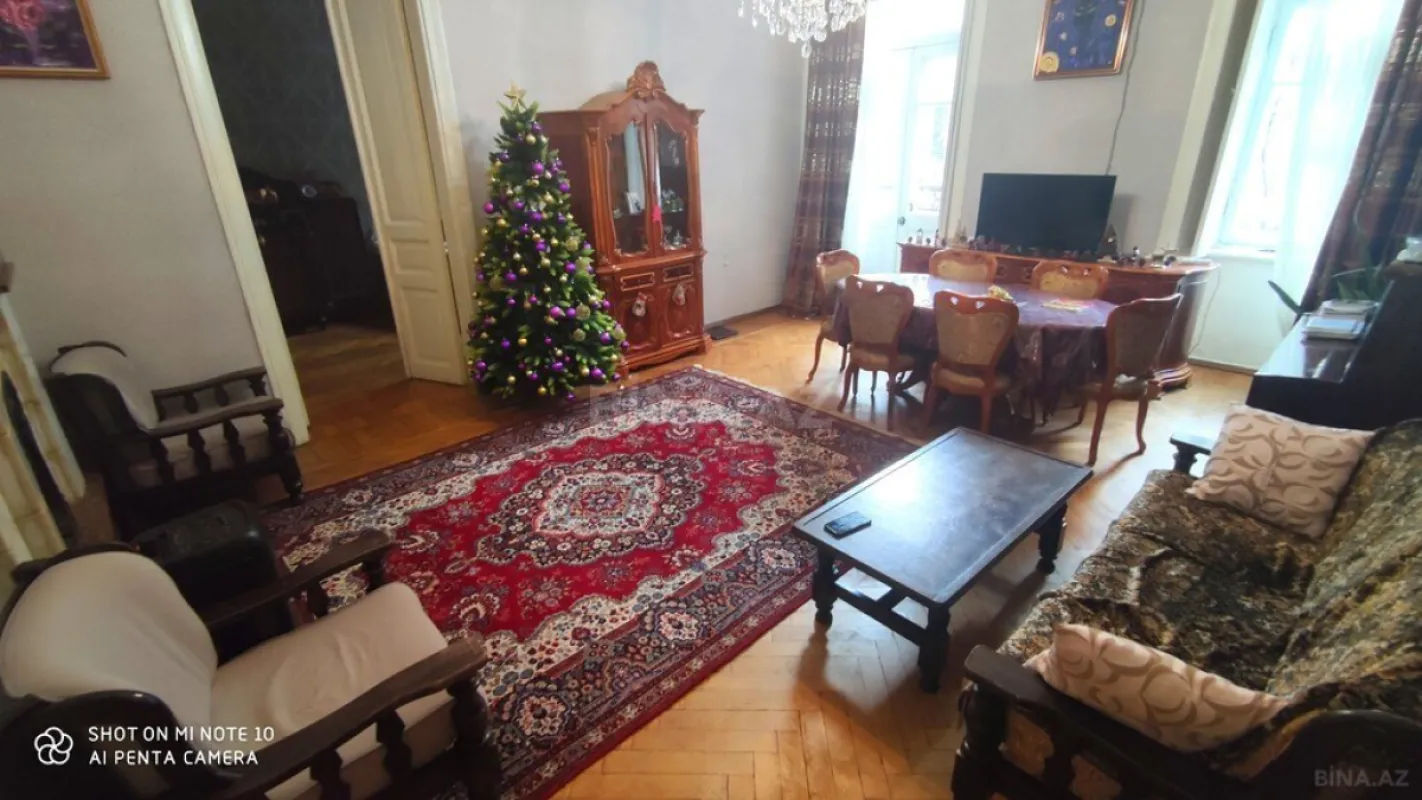 Satılır 4 otaqlı mənzil 130 m²