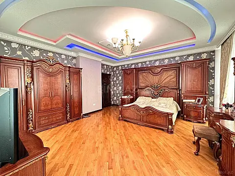 Satılır 5 otaqlı mənzil 260 m²