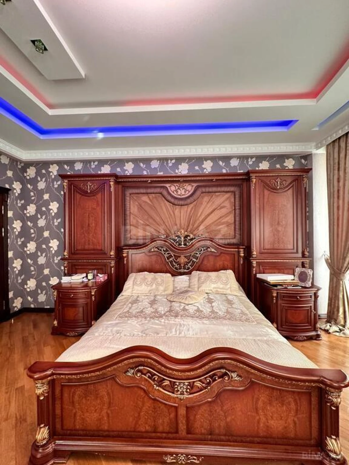 Satılır 5 otaqlı mənzil 260 m²
