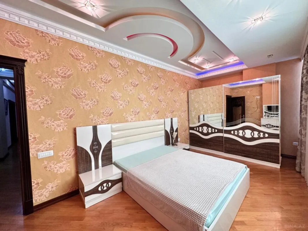 Satılır 5 otaqlı mənzil 260 m²