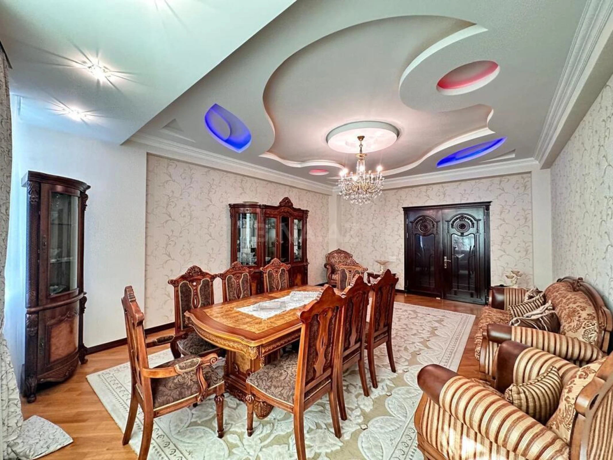 Satılır 5 otaqlı mənzil 260 m²
