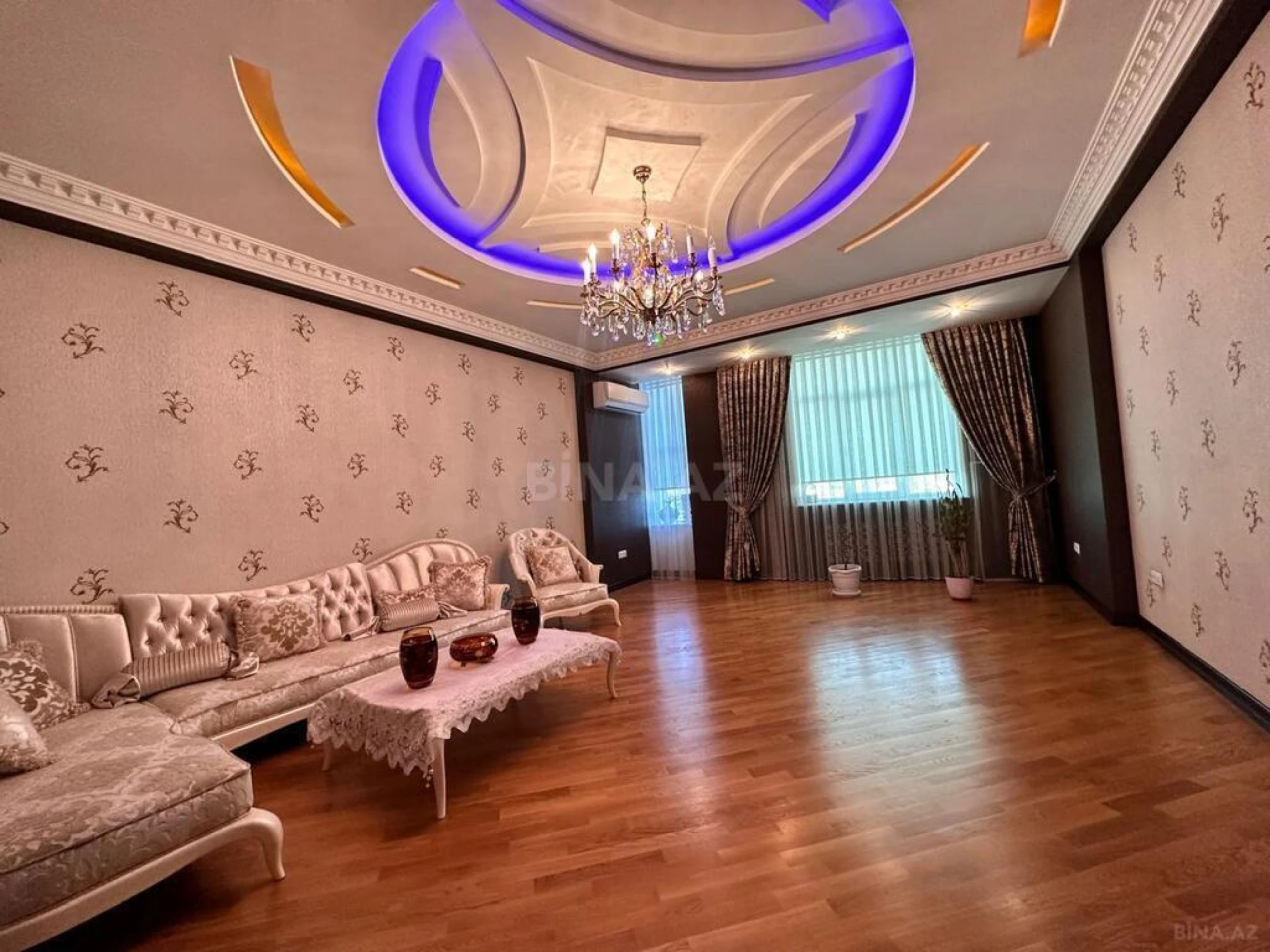 Satılır 5 otaqlı mənzil 260 m²