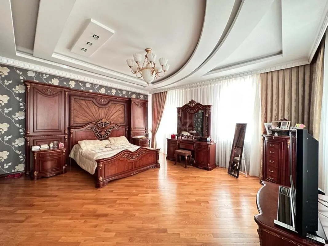 Satılır 5 otaqlı mənzil 260 m²