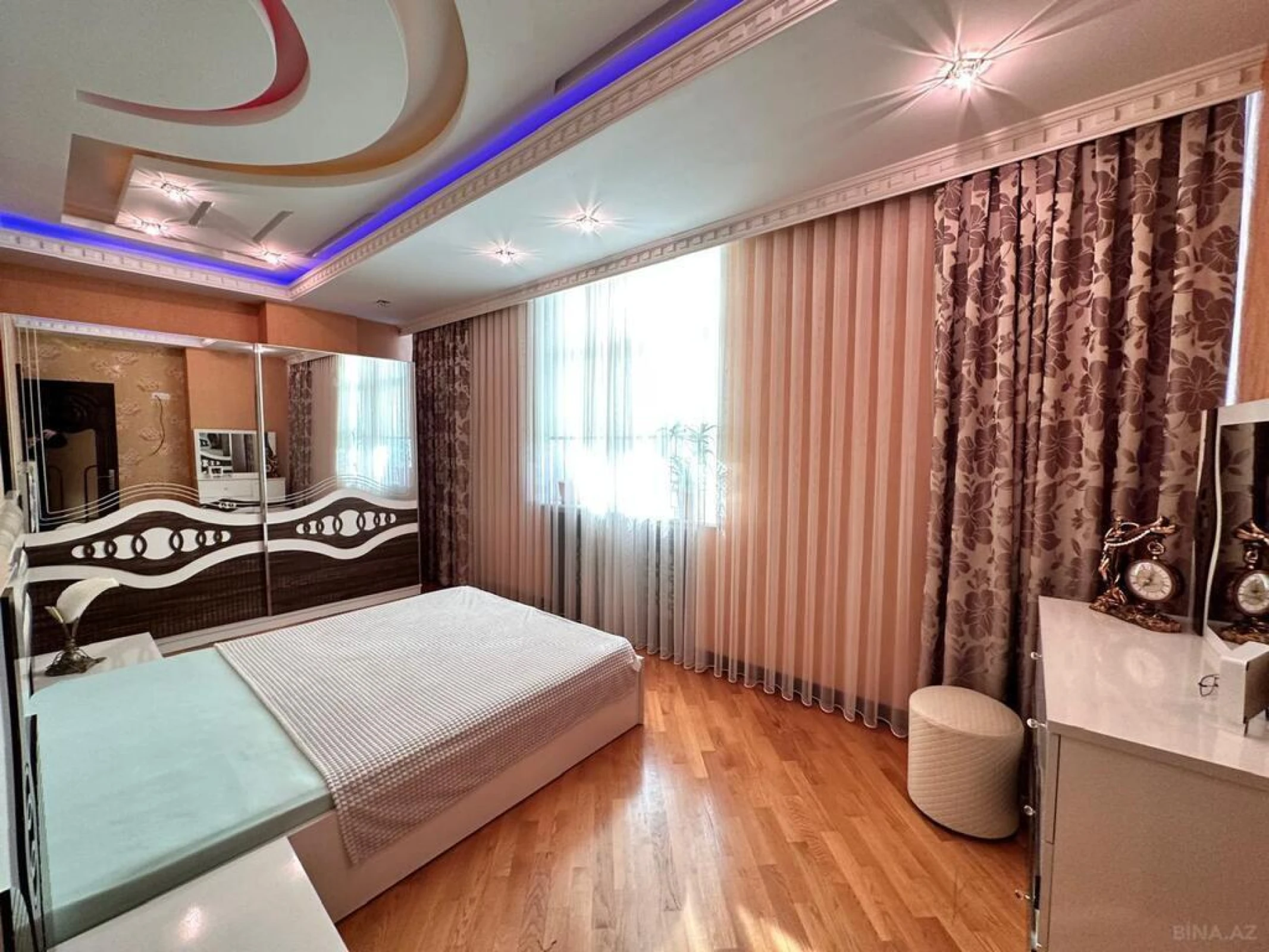 Satılır 5 otaqlı mənzil 260 m²