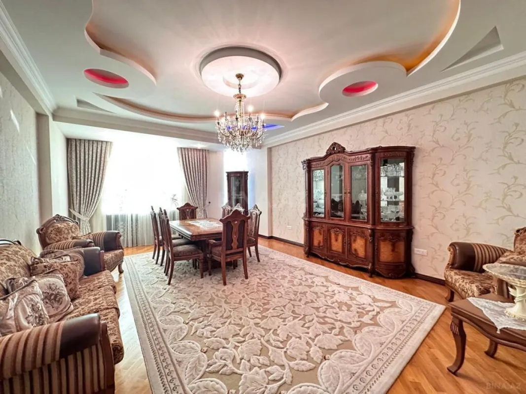 Satılır 5 otaqlı mənzil 260 m²