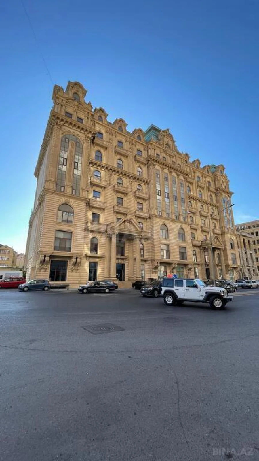 Satılır 4 otaqlı mənzil 267 m²