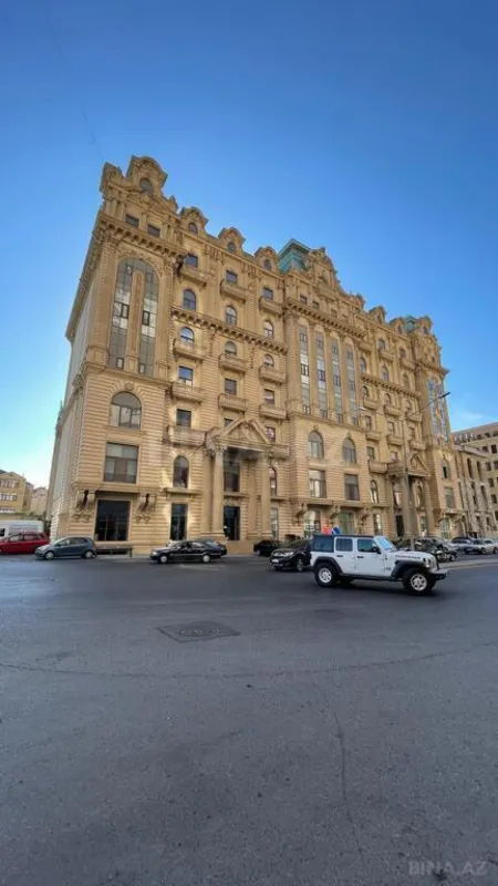 Satılır 4 otaqlı mənzil 267 m²