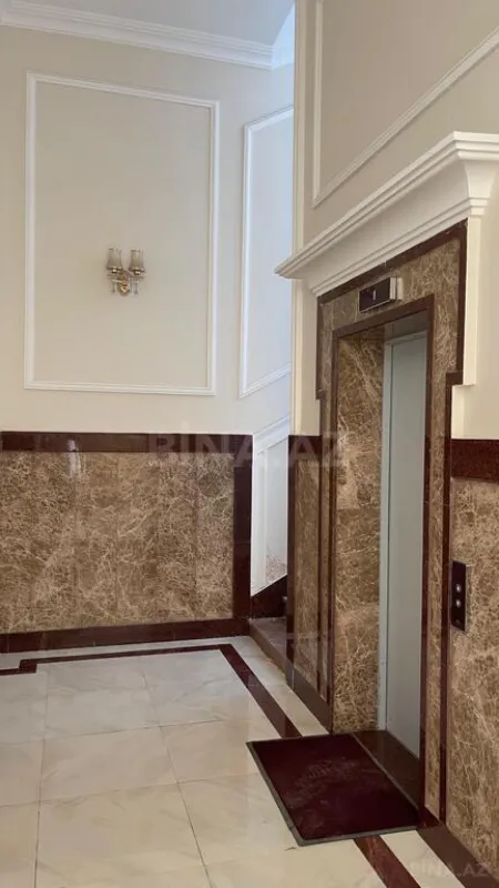 Satılır 4 otaqlı mənzil 267 m²
