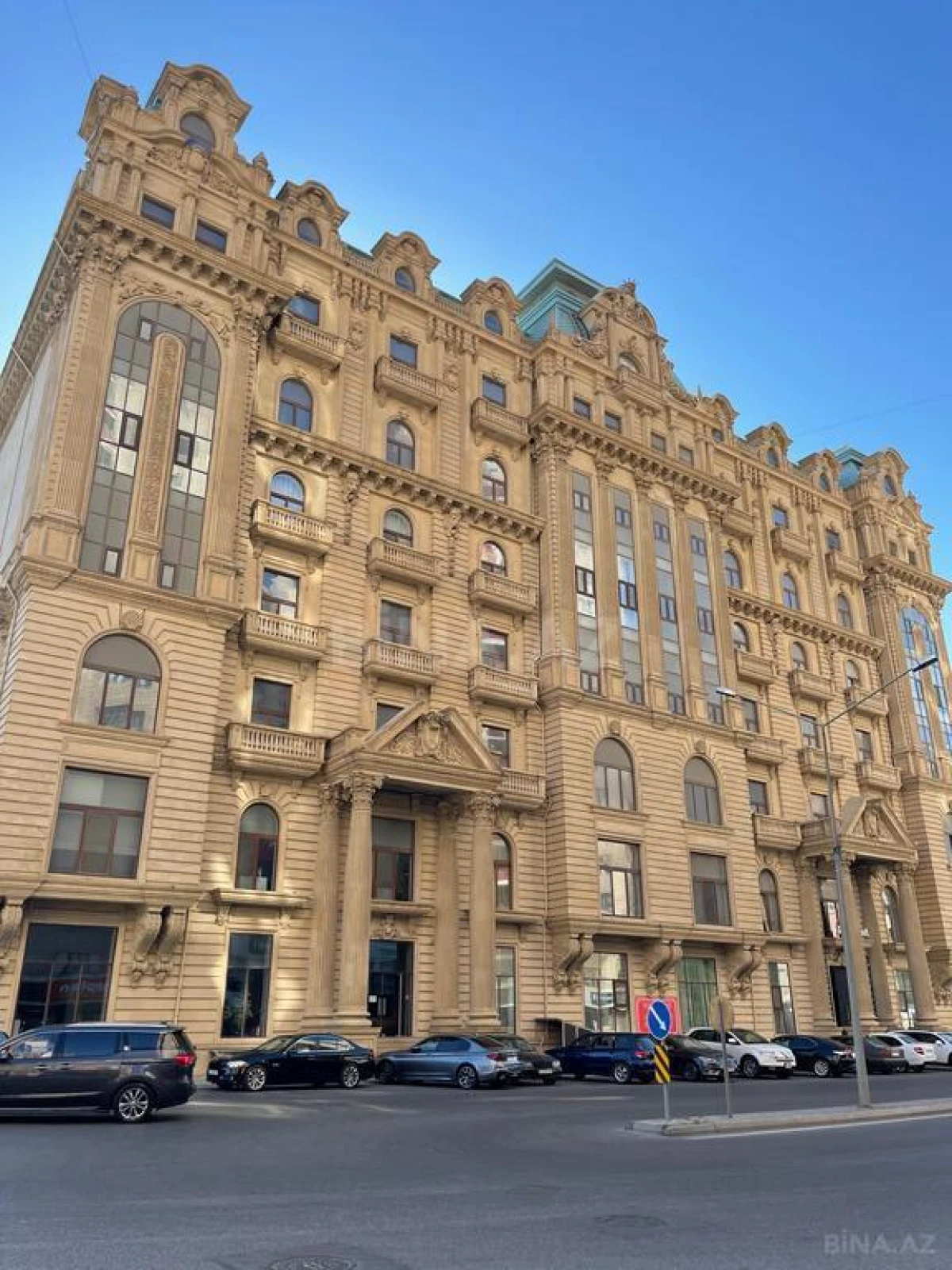 Satılır 4 otaqlı mənzil 267 m²