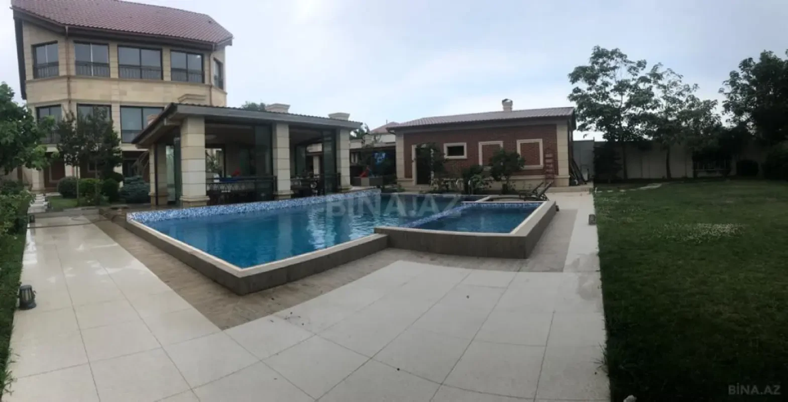 Satılır 10 otaqlı həyət evi 500 m²