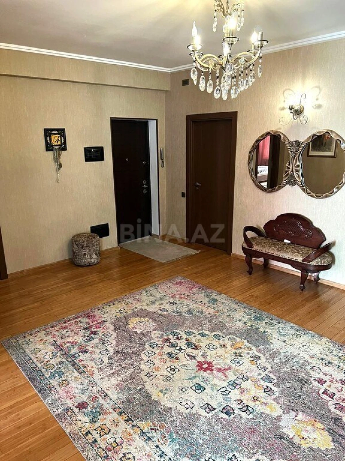Satılır 4 otaqlı mənzil 210.5 m²