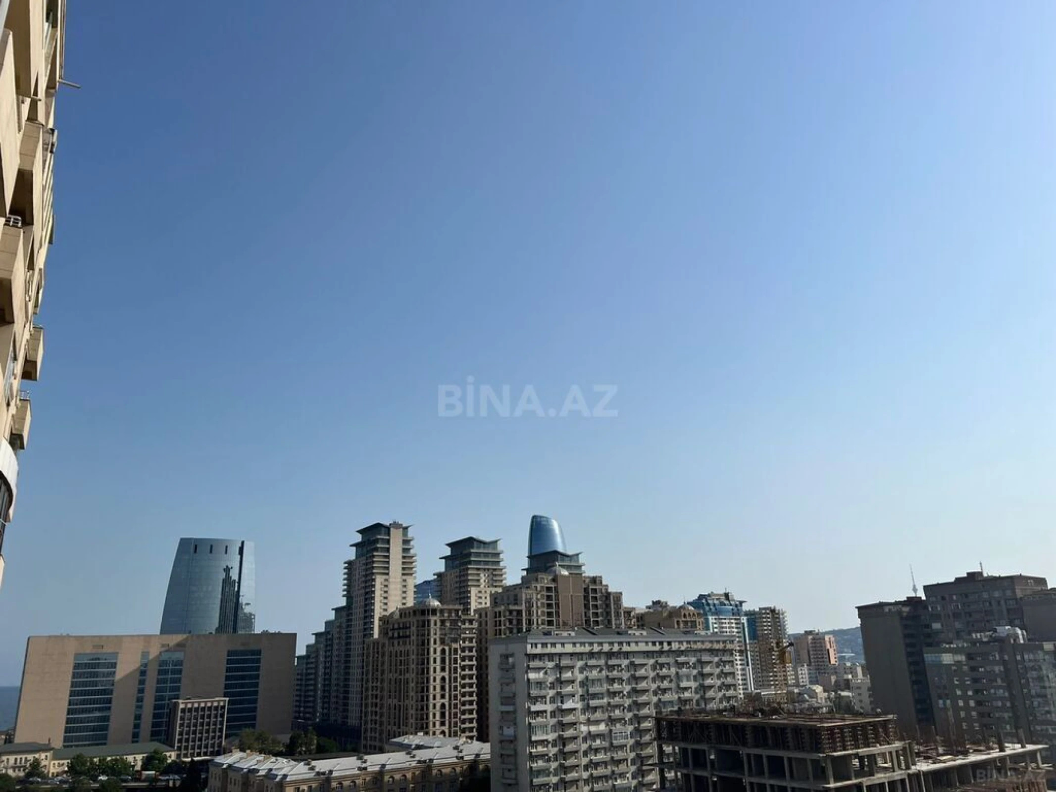 Satılır 4 otaqlı mənzil 210.5 m²