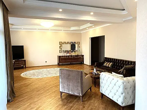 Satılır 4 otaqlı mənzil 205.5 m²