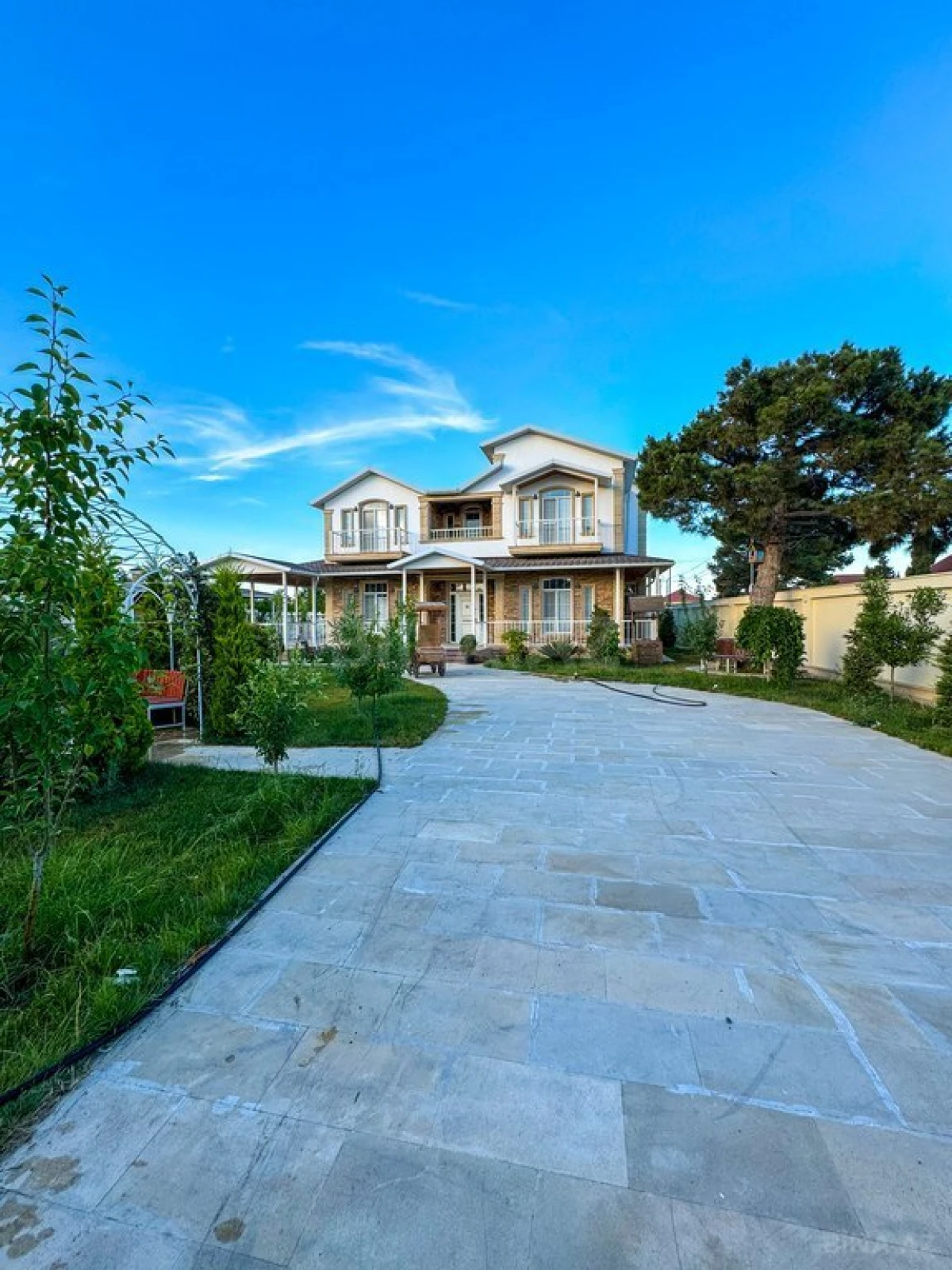 Satılır 6 otaqlı həyət evi 350 m²